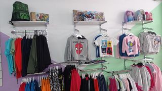 Mobiliario tienda de ropa y mercancía