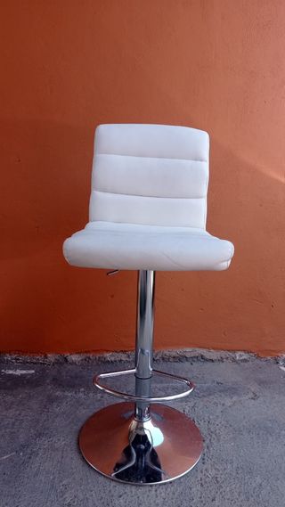 Mobiliario tienda de ropa y mercancía