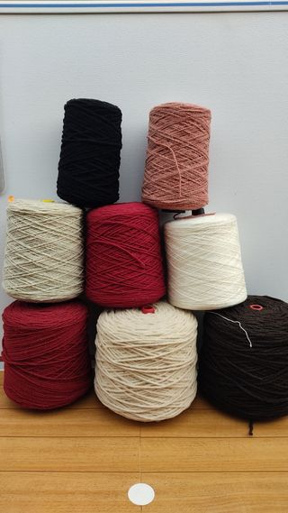 Conos de lana gruesa colores variados.