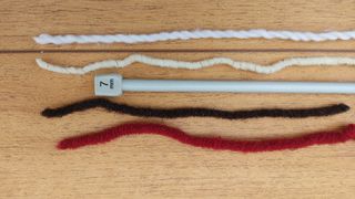 Conos de lana gruesa colores variados.