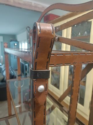Estantería de forja y cristal