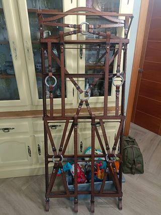 Estantería de forja y cristal