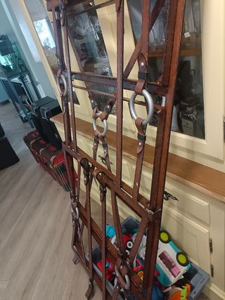 Estantería de forja y cristal