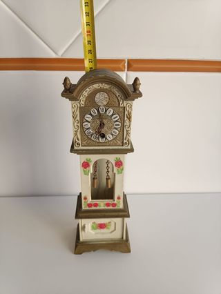 Reloj de torre de juguete cuerda antiguo