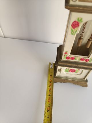 Reloj de torre de juguete cuerda antiguo