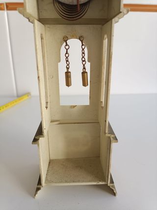 Reloj de torre de juguete cuerda antiguo