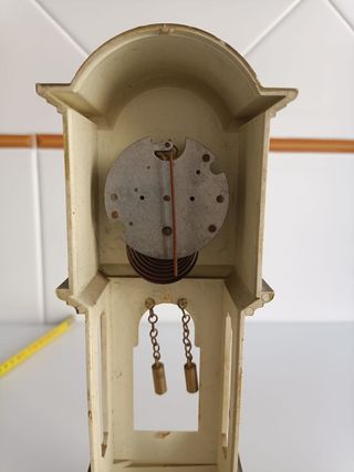 Reloj de torre de juguete cuerda antiguo