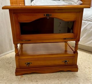 Mueble auxiliar de madera macizo provenzal. 
