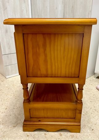 Mueble auxiliar de madera macizo provenzal. 