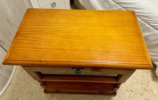 Mueble auxiliar de madera macizo provenzal. 