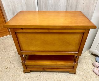Mueble auxiliar de madera macizo provenzal. 
