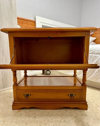 Mueble auxiliar de madera macizo provenzal. 