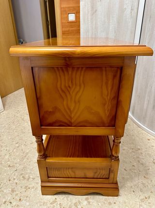 Mueble auxiliar de madera macizo provenzal. 
