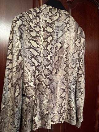 chaqueta animal print zara