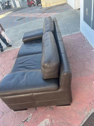 Sofá de piel de búfalo marrón oscuro