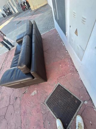 Sofá de piel de búfalo marrón oscuro