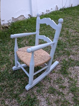 Conjunto de mesa y sillas infantiles