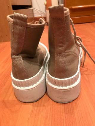 botin deportivo con cordones