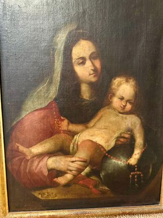 Virgen del Rosario con niño en brazos.