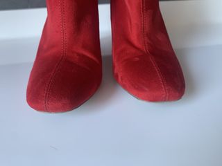 Botines rojos de Stradivarius. Talla 37