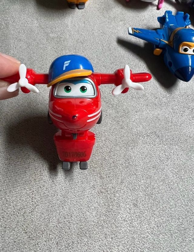 12 aviones Súper Wings