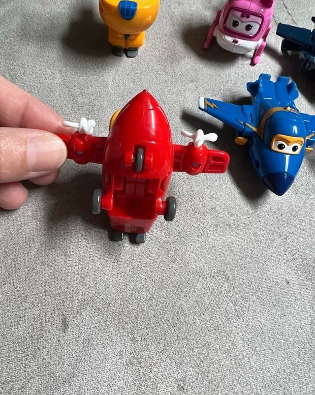 12 aviones Súper Wings