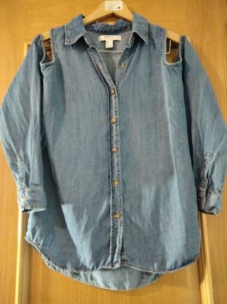Camisa tejana hombros descubiertos Forever21