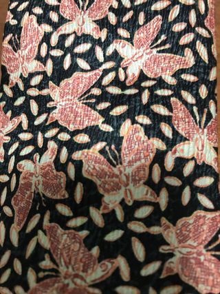 corbata con mariposas colores rosa y negro