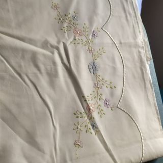 Juego de cama compuesto por sábana y almohadón