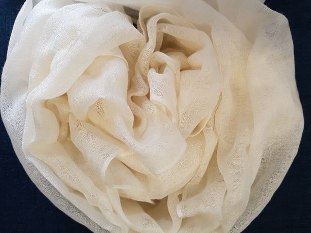 Pañuelo blanco (blanco roto). Lana, cachemira.