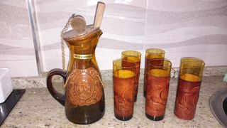 Juego antiguo de jarra de tinto y vasos