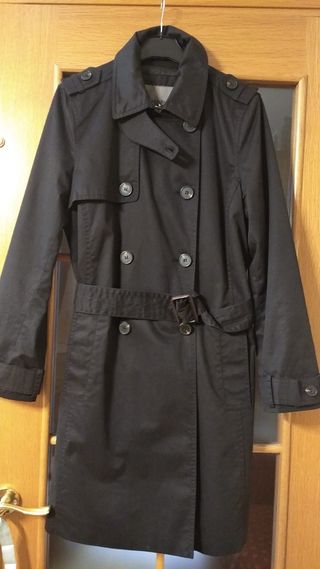 Gabardina de algodón en color negro. Mujer. T 38