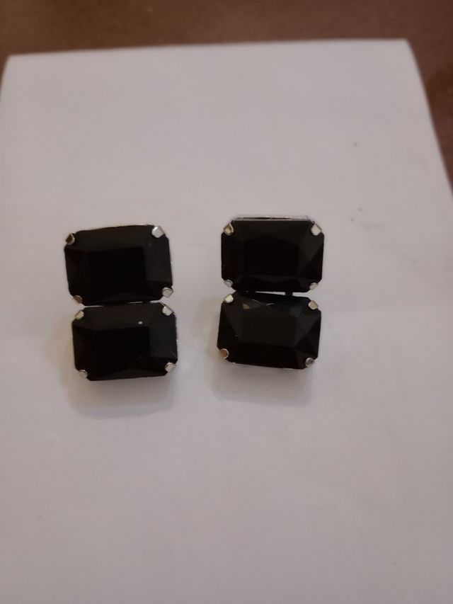 Orechini di pietra nera