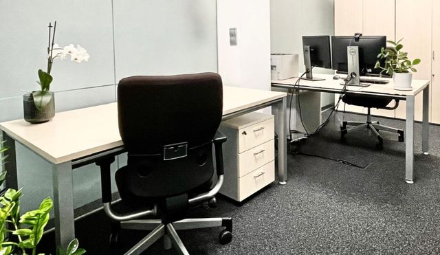 Sillas de trabajo y confidente con ruedas