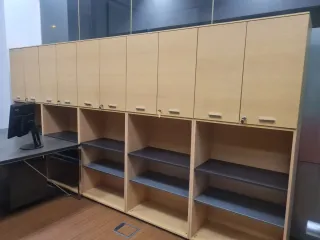 Armarios altos con estantes para oficina