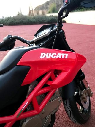 Moto Ducati eléctrica para niños