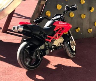 Moto Ducati eléctrica para niños