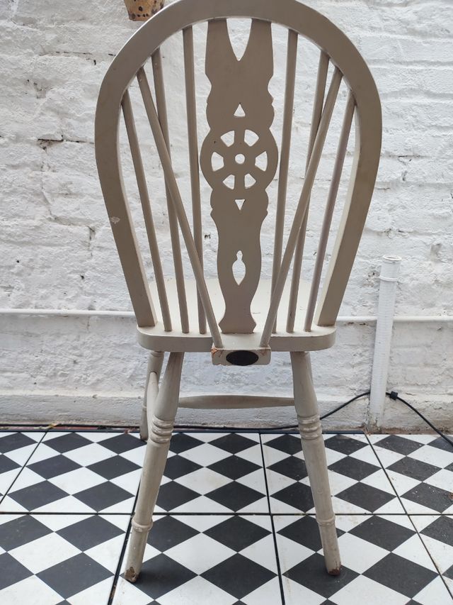 Silla de madera antigua