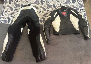 MONO MOTO DAINESE AVRO, CASCO Y ESPALDERA