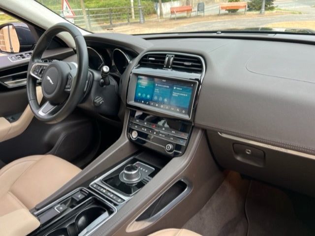 Jaguar F-Pace 2.0L i4 AWD Prestige