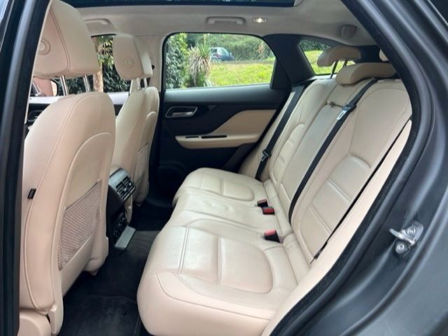 Jaguar F-Pace 2.0L i4 AWD Prestige