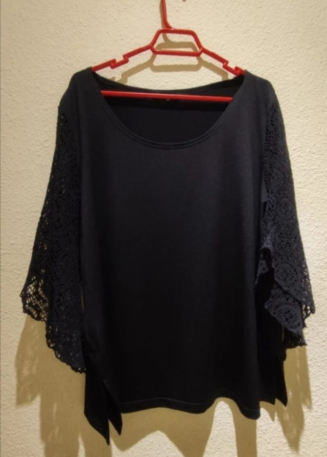 Blusa negra con mangas de crochet 