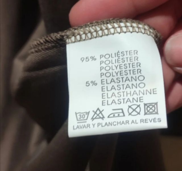 Blusa negra con mangas de crochet 