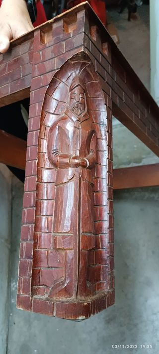 Mesa tallada antigua