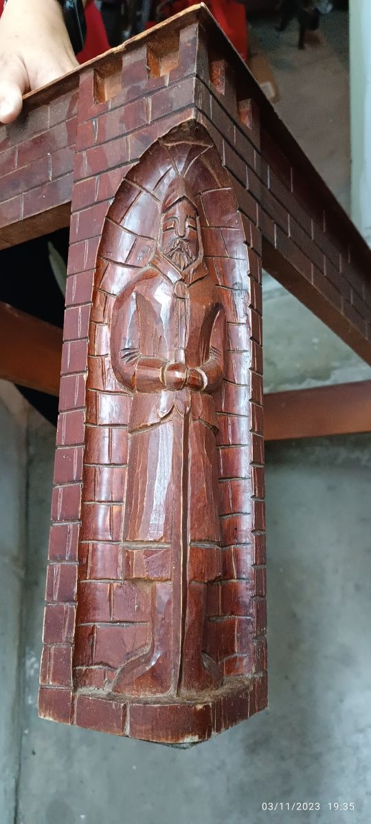 Mesa tallada antigua