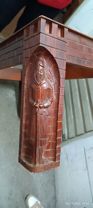 Mesa tallada antigua