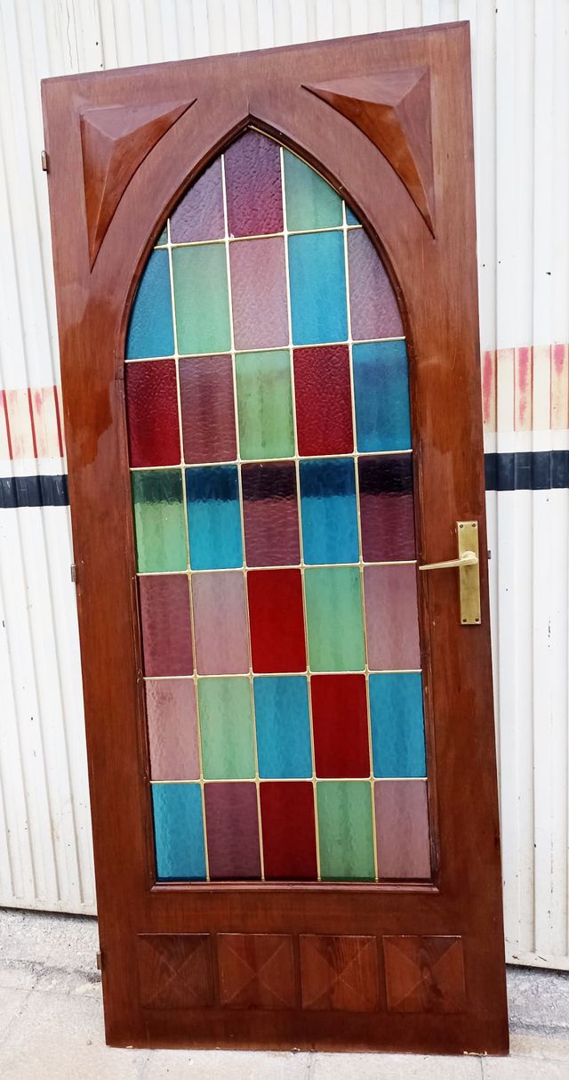 Vidriera y puerta con vidriera