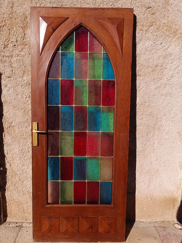 Vidriera y puerta con vidriera