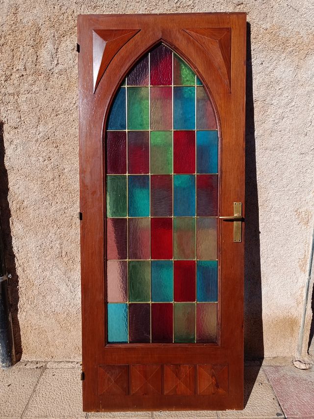 Vidriera y puerta con vidriera