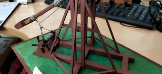 MAQUETA DE CATAPULTA MEDIEVAL